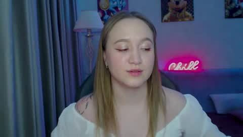 _lalune_ online show from February 17, 5:12 pm