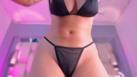 Snapshot of _laurataylor_ chatting on October 14, 8:44 pm online show from October 14, 8:44 pm