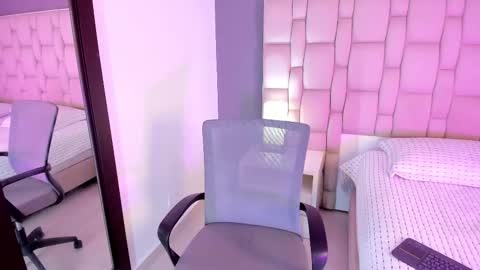 _miamiller_ online show from October 8, 8:13 pm