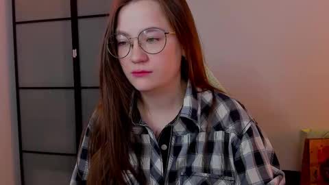 Snapshot of _nemalkovamia chatting on February 15, 3:20 am Mia with a big heart  online show from February 15, 3:20 am