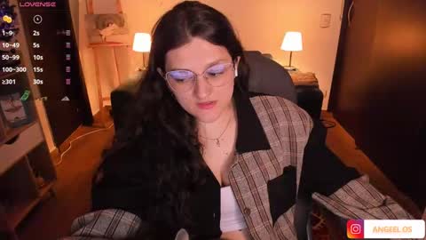 Snapshot of _peach__ chatting on December 16, 1:21 am violeta ig  online show from December 16, 1:21 am