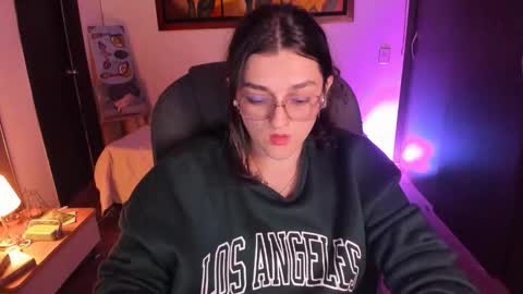 Snapshot of _peach__ chatting on October 13, 4:48 am violeta ig  online show from October 13, 4:48 am