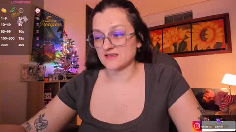 Snapshot of _peach__ chatting on December 28, 4:30 am violeta ig  online show from December 28, 4:30 am
