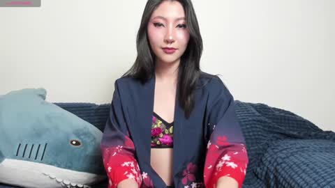 Mia online show from December 5, 3:17 pm