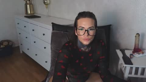 Snapshot of aileenink chatting on October 7, 10:08 am AileenInk online show from October 7, 10:08 am
