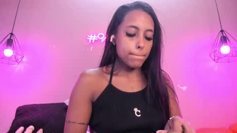 Snapshot of alahia_betancur chatting on March 3, 11:58 am Alahia  online show from March 3, 11:58 am