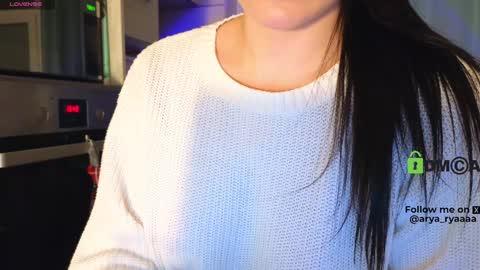 Snapshot of alice_bane chatting on December 17, 11:27 pm A R Y A  T I A online show from December 17, 11:27 pm