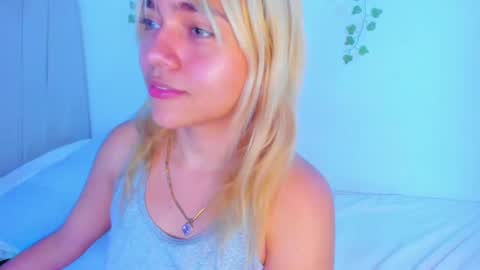 Snapshot of alice_lacroux chatting on March 1, 5:52 am Alice online show from March 1, 5:52 am