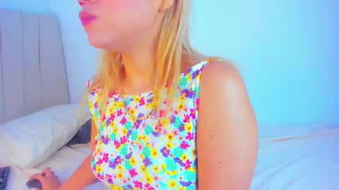 Snapshot of alice_lacroux chatting on February 10, 6:24 pm Alice online show from February 10, 6:24 pm