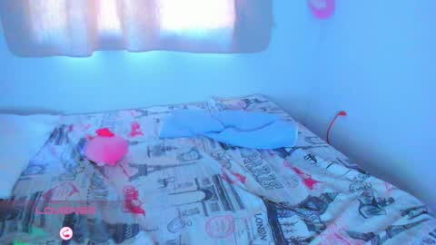 Snapshot of alice_lacroux chatting on December 13, 6:49 pm Alice online show from December 13, 6:49 pm