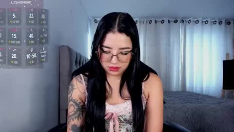 aliice_walker_ online show from November 19, 9:15 pm