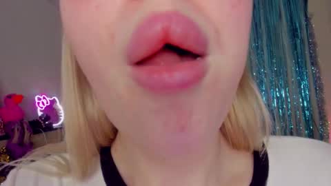 alinaocean online show from December 20, 6:01 pm