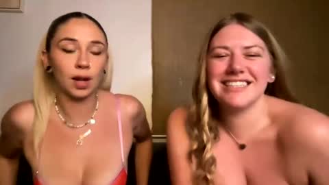 Snapshot of allyanalangel chatting on March 1, 3:32 am allyanalangel online show from March 1, 3:32 am