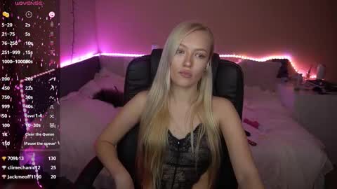 Snapshot of amandaafire chatting on September 29, 1:27 pm Amanda online show from September 29, 1:27 pm