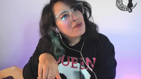Snapshot of amaryllis_vizcaya chatting on February 1, 11:48 pm  Katt   online show from February 1, 11:48 pm