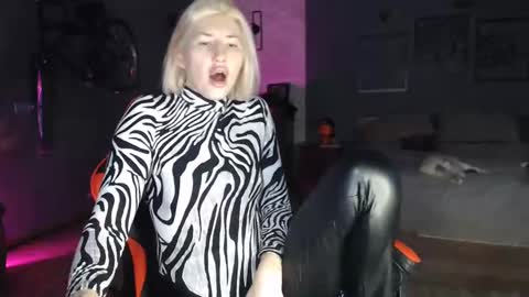 Snapshot of amayamalina chatting on December 8, 6:11 am Malina online show from December 8, 6:11 am