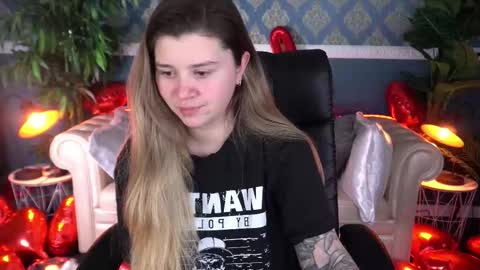 amellymillyy online show from February 14, 1:35 pm