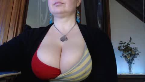 amorelara online show from March 8, 6:30 am