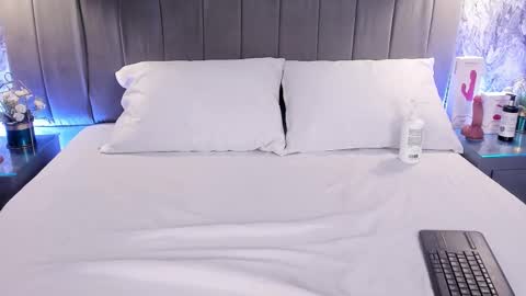 Mia online show from September 18, 12:37 pm