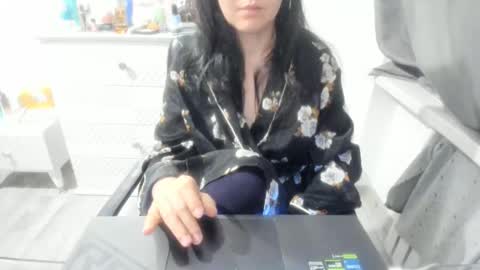 angel_lee__ online show from January 11, 2:25 pm