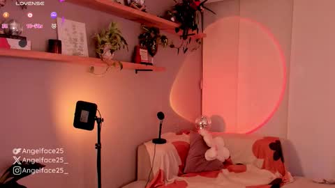 Snapshot of angelface25_ chatting on October 22, 11:32 pm . online show from October 22, 11:32 pm