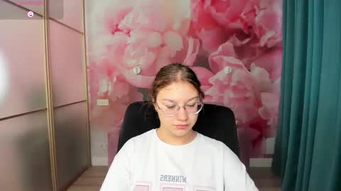 AngelinaLow online show from October 27, 12:33 pm