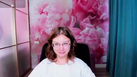 AngelinaLow online show from October 18, 6:05 am