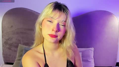 Snapshot of ania_mml chatting on December 17, 7:59 pm Ania online show from December 17, 7:59 pm