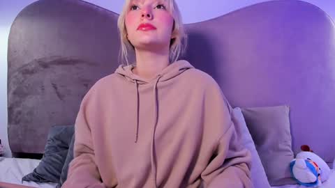 Snapshot of ania_mml chatting on December 6, 7:55 pm Ania online show from December 6, 7:55 pm