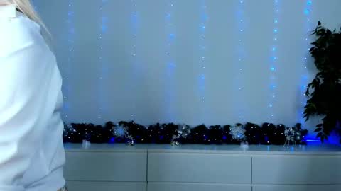 anna_snow9 online show from December 4, 7:10 am