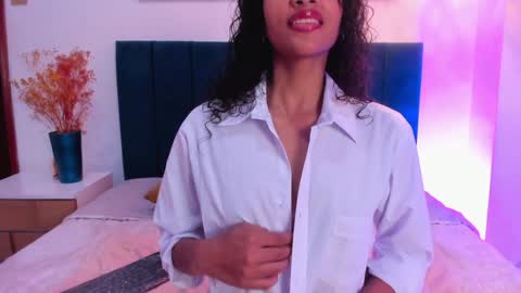 Snapshot of antonellahall_ chatting on December 10, 12:05 pm AntonellaHall  online show from December 10, 12:05 pm