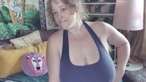 Snapshot of arielabai chatting on October 7, 6:56 pm Arielle Ari online show from October 7, 6:56 pm