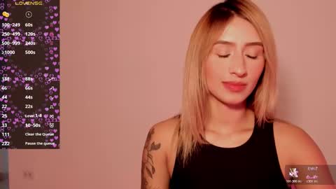 Snapshot of ashleyroys_111 chatting on October 23, 4:02 pm dahiana online show from October 23, 4:02 pm
