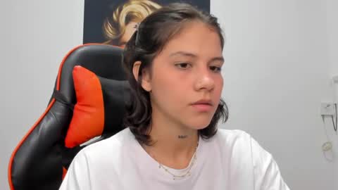 Snapshot of ashleytravis_ chatting on December 5, 3:59 am online show from December 5, 3:59 am