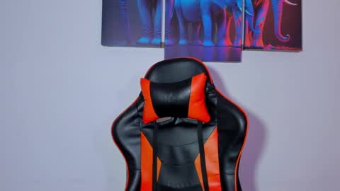 Snapshot of ashleytravis_ chatting on January 14, 7:00 pm online show from January 14, 7:00 pm