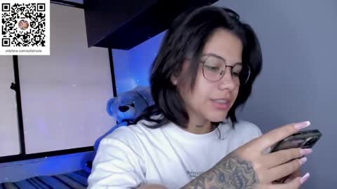 Snapshot of ashleytravis_ chatting on February 3, 6:17 pm online show from February 3, 6:17 pm