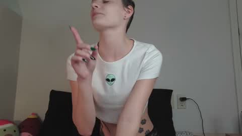 Snapshot of ashquartz chatting on December 19, 7:40 pm Ash online show from December 19, 7:40 pm