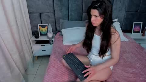 astrid_velle online show from December 17, 4:49 am