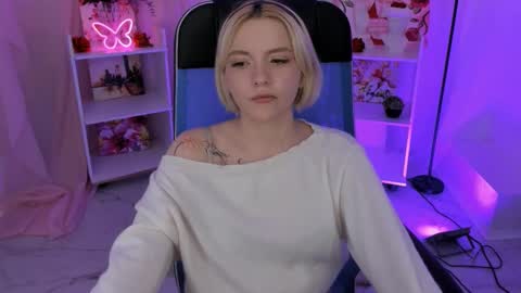 aurorawrenfield online show from November 12, 10:13 am