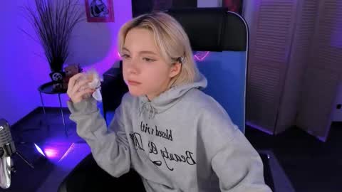 aurorawrenfield online show from December 3, 4:48 am