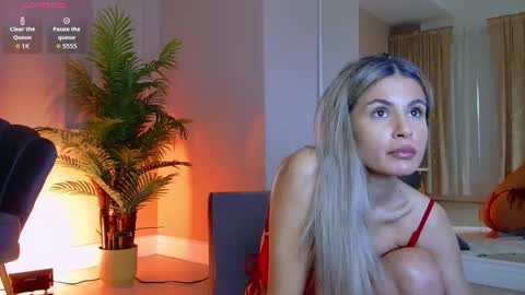 AVRILL CYRUX online show from December 19, 8:28 am