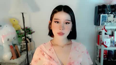 AYAHOSHILOVESYOU online show from February 15, 7:51 am