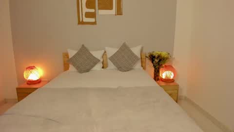 itzell  online show from March 3, 11:45 pm