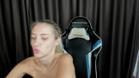 Snapshot of baby__xoxo chatting on October 2, 7:35 am Alice online show from October 2, 7:35 am