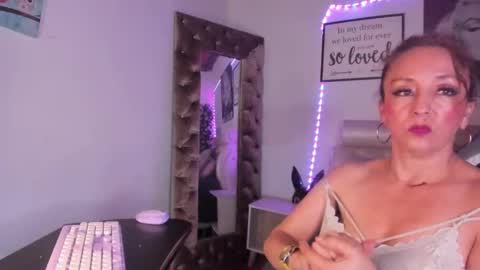Snapshot of beatricez chatting on October 22, 11:21 pm Chanel online show from October 22, 11:21 pm