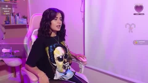 bella_thixx online show from September 9, 1:49 am