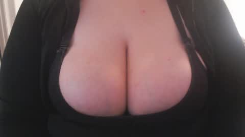 bigbittiesandfun online show from January 20, 8:09 am