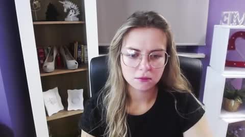 Z O E Y online show from September 30, 4:40 am