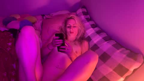 Snapshot of blondebellaaa3 chatting on September 18, 1:48 am Gia  online show from September 18, 1:48 am