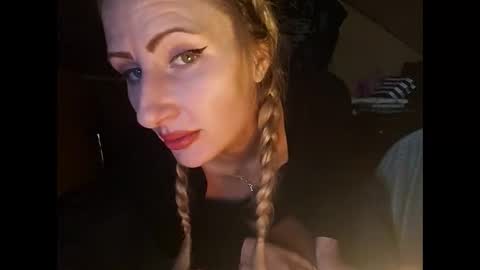 Snapshot of blondebellaaa3 chatting on January 11, 2:25 pm Gia  online show from January 11, 2:25 pm